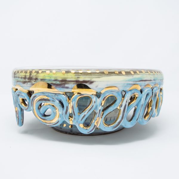 Ceramic cake stand with rippled skirt in blue and gold
